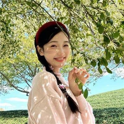 绿杨移作两家春